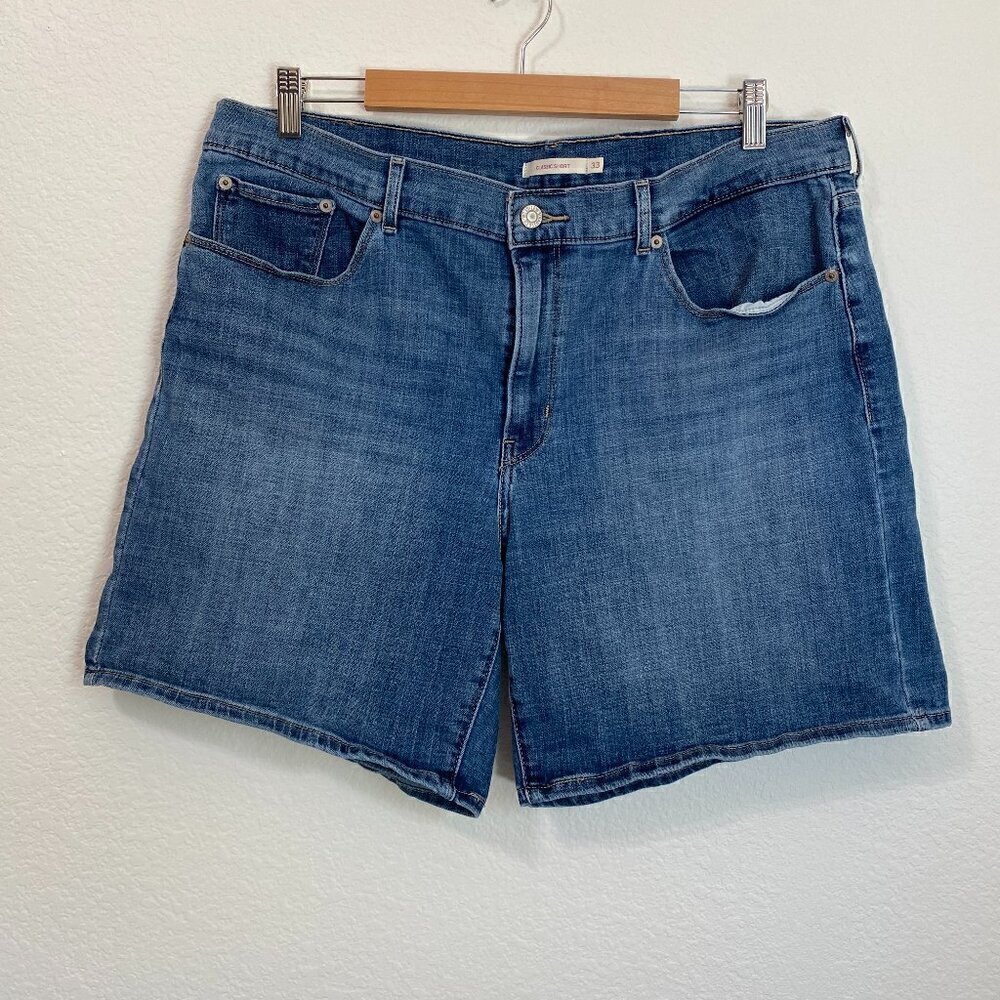 Levi's Women's Classic Short in Size 33 Medium Wash